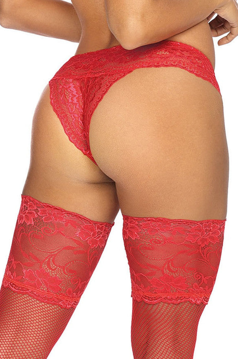 Axami V-9535 Summer Love roter Spitzenstring am Model in Rückansicht mit körpernahem Brasiliana-Schnitt