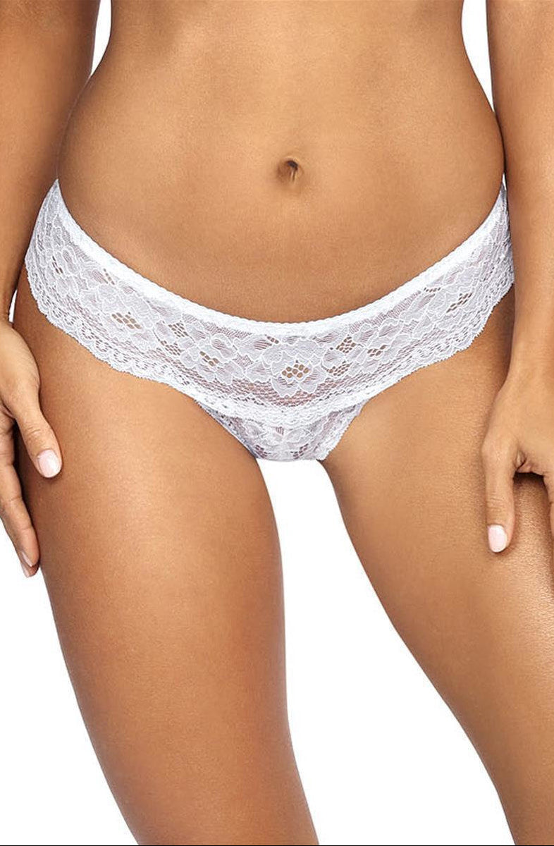 Axami V-9545 weißer Brasiliana-String am Model in naher Vorderansicht mit transparenter floraler Spitze