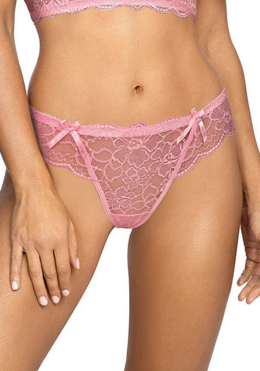 Axami V-9768 eleganter Spitzen-String in Pink mit Schleifendetails in detaillierter Vorderansicht am Model