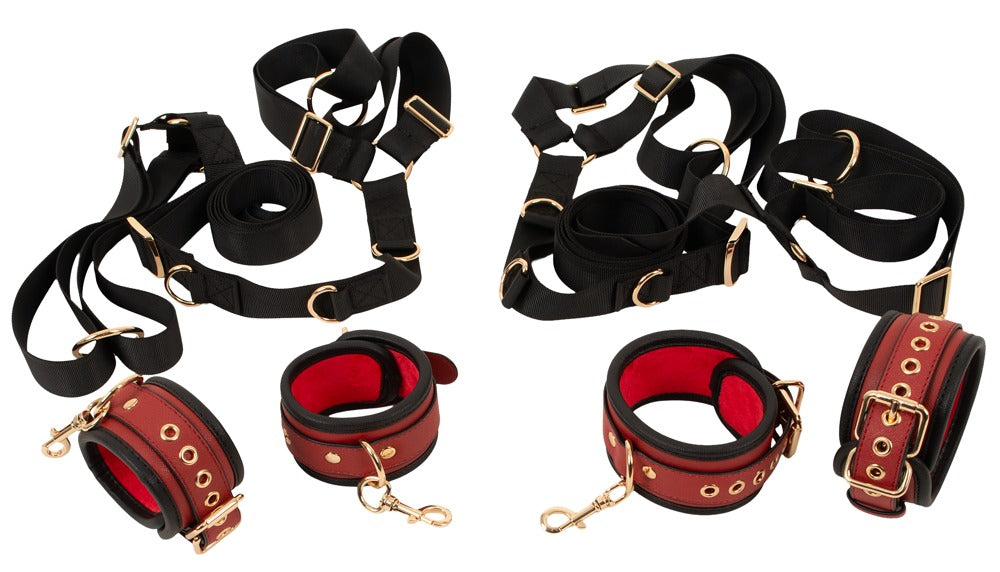 Detailansicht des Bad Kitty Fesselsets mit gepolsterten Manschetten, Karabinern und Gurten