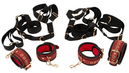 Detailansicht des Bad Kitty Fesselsets mit gepolsterten Manschetten, Karabinern und Gurten