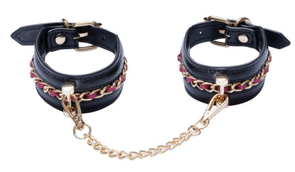 Fußfesseln mit Kette aus dem Bad Kitty Bondage-Set 6-teilig mit Knebel und Flogger