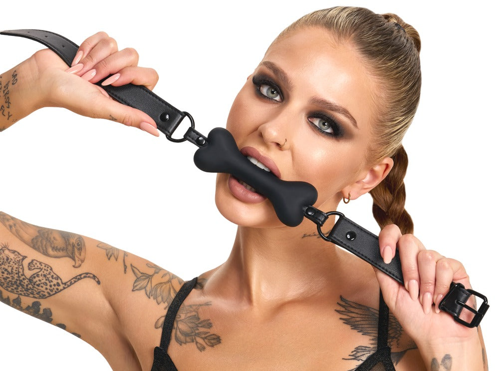Model mit Bad Kitty Bone Gag Silikon-Knebel im Knochen-Design in einer Anwendungsszene