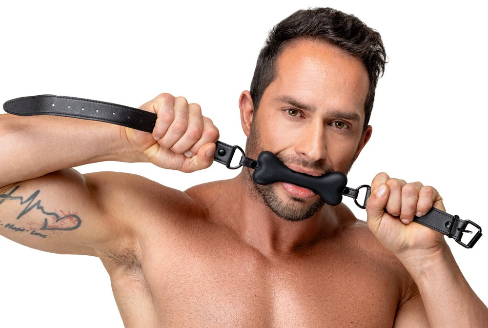 Mann mit Bad Kitty Bone Gag Silikon-Knebel im Knochen-Design in einer Anwendungsszene