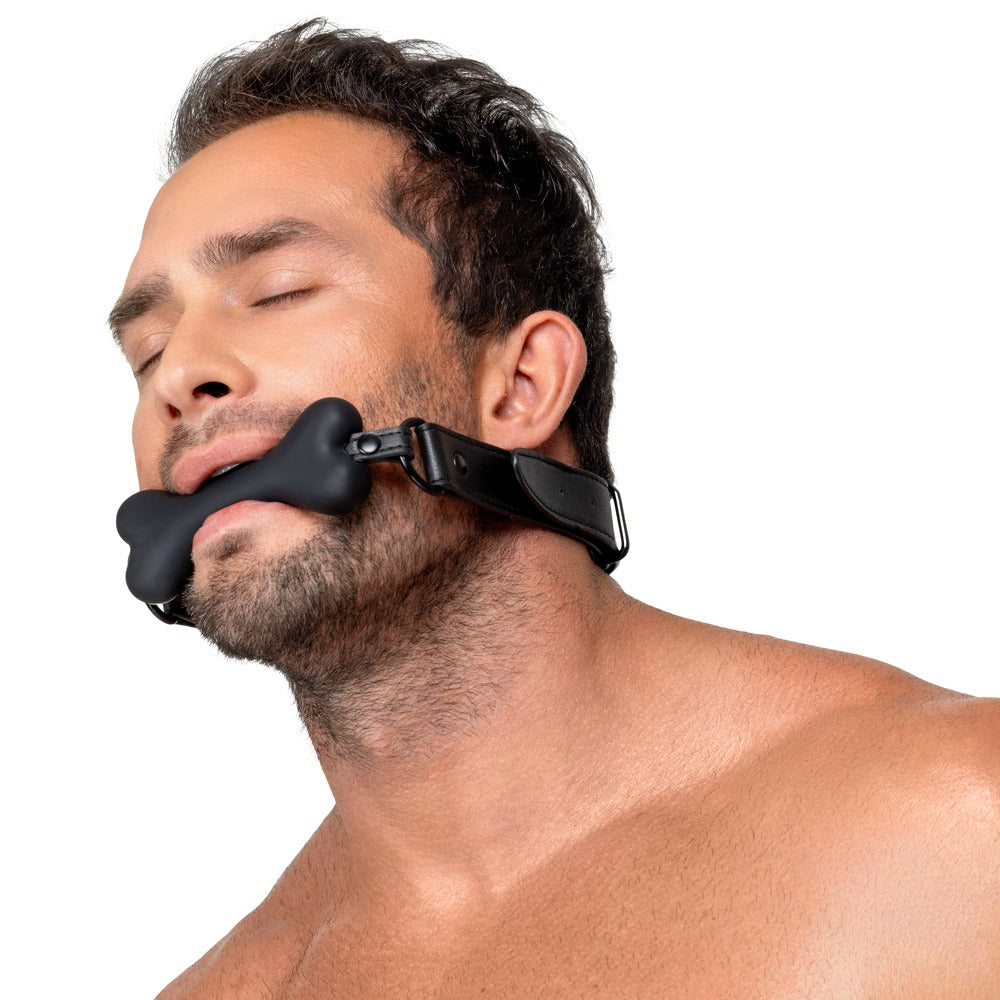 Herr mit Bad Kitty Bone Gag Silikon-Knebel im Knochen-Design in der Anwendung