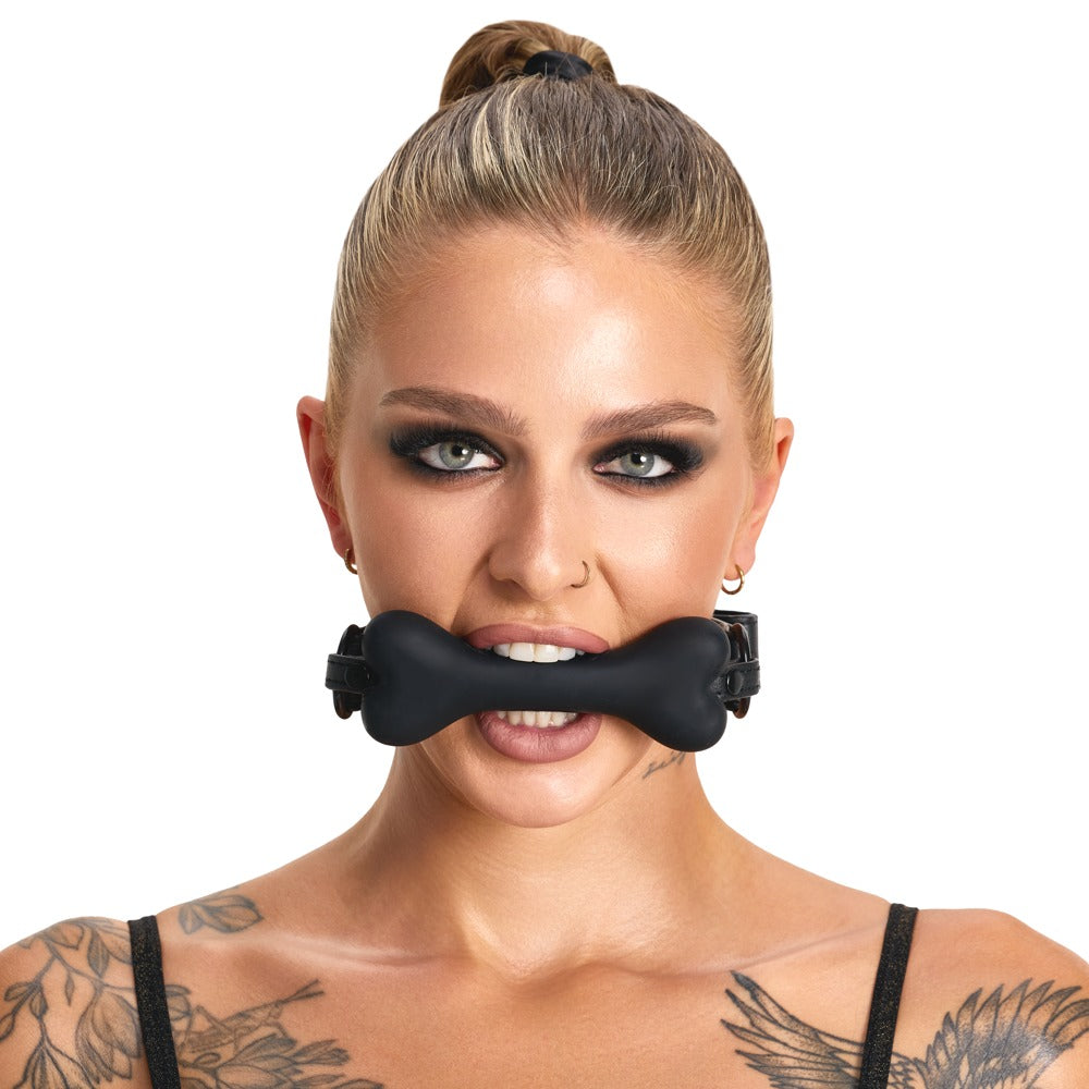 Model mit Bad Kitty Bone Gag Silikon-Knebel im Knochen-Design in der Vorderansicht