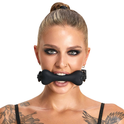 Model mit Bad Kitty Bone Gag Silikon-Knebel im Knochen-Design in der Vorderansicht