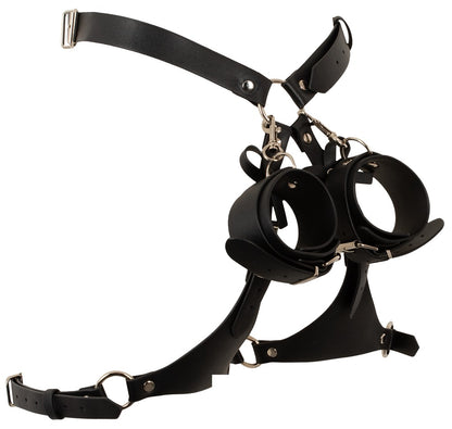 Seitliche Produktansicht des Bad Kitty Hüftharnesses mit Ringen, Riemen und Handfesseln