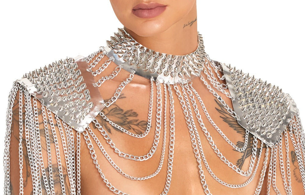 Detailaufnahme des Bad Kitty Kettenkragens mit silberfarbenen Ketten und stumpfen Spikes in Vorderansicht