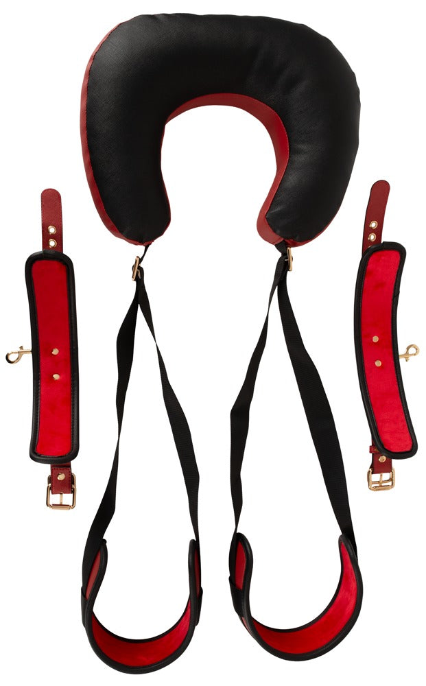 Produktansicht der Bad Kitty Kombi-Fessel mit schwarzem Nackenkissen und roten Details