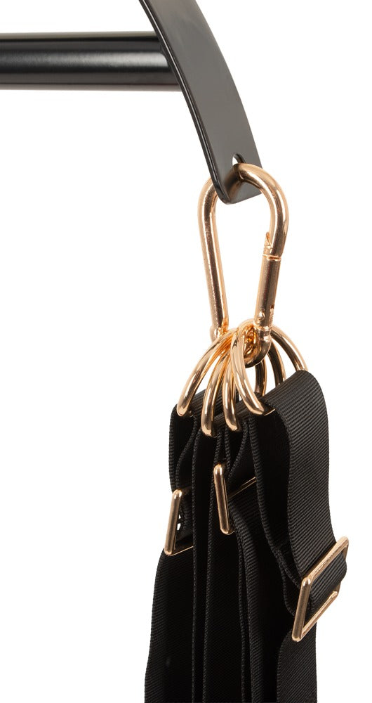 Detailansicht eines Gurtes mit goldfarbenem Karabiner an der Bad Kitty Love Swing Deluxe