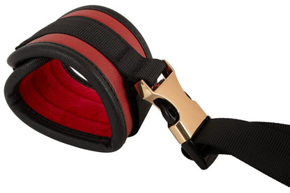 Detailansicht der Augenmaske des Bad Kitty Neck to Wrist Bondage Sets