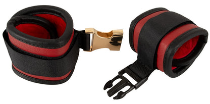 Bad Kitty Neck to Wrist Bondage Set mit Augenmaske und gepolsterten Manschetten in Nahansicht