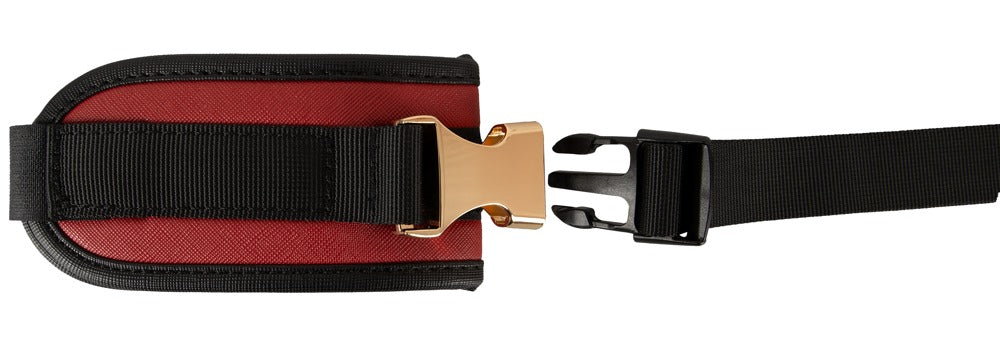 Detailansicht des Bad Kitty Neck to Wrist Bondage Sets mit Augenmaske und Verbindungselement