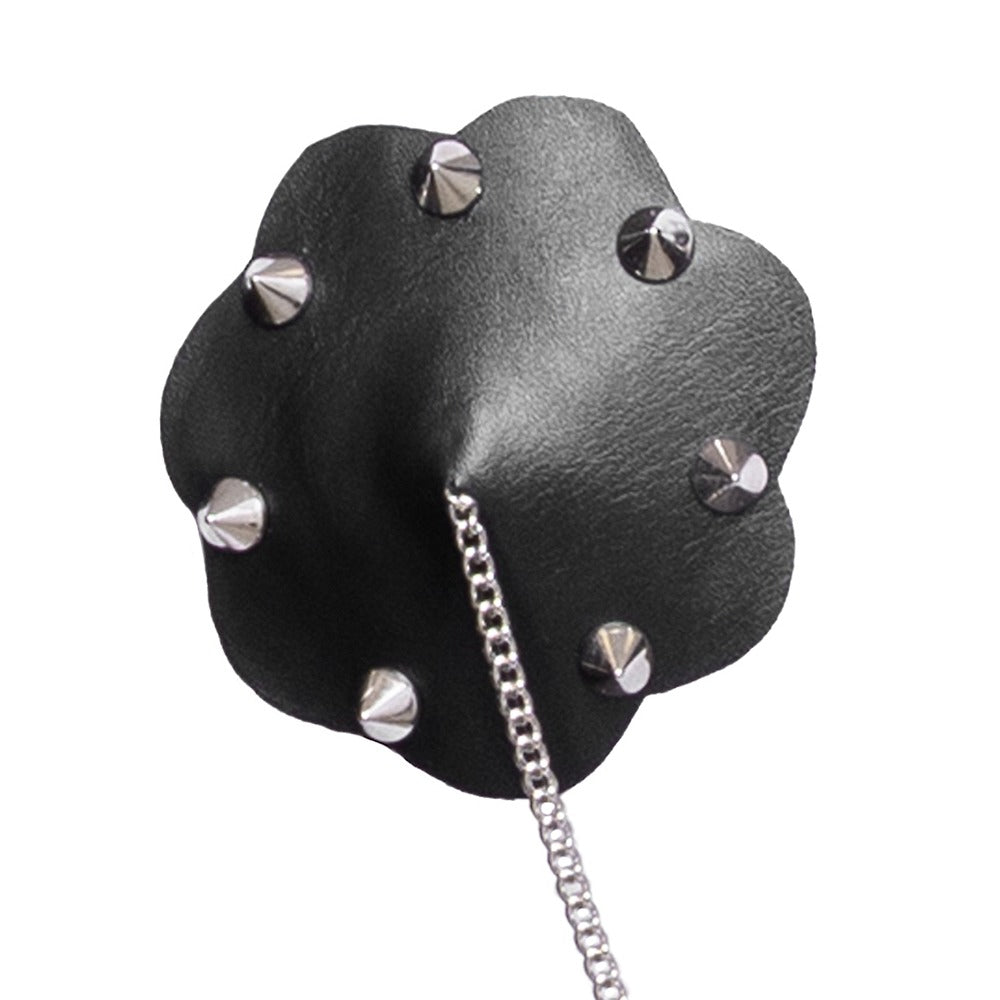 Bad Kitty Nipple Cover – Nahaufnahme des schwarzen Lederlooks mit silberfarbenen Spike-Nieten und Verbindungskette