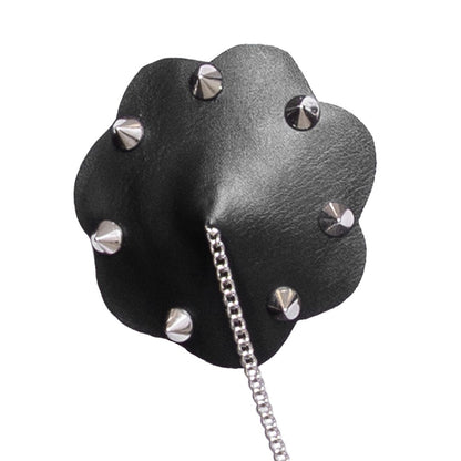 Bad Kitty Nipple Cover – Nahaufnahme des schwarzen Lederlooks mit silberfarbenen Spike-Nieten und Verbindungskette