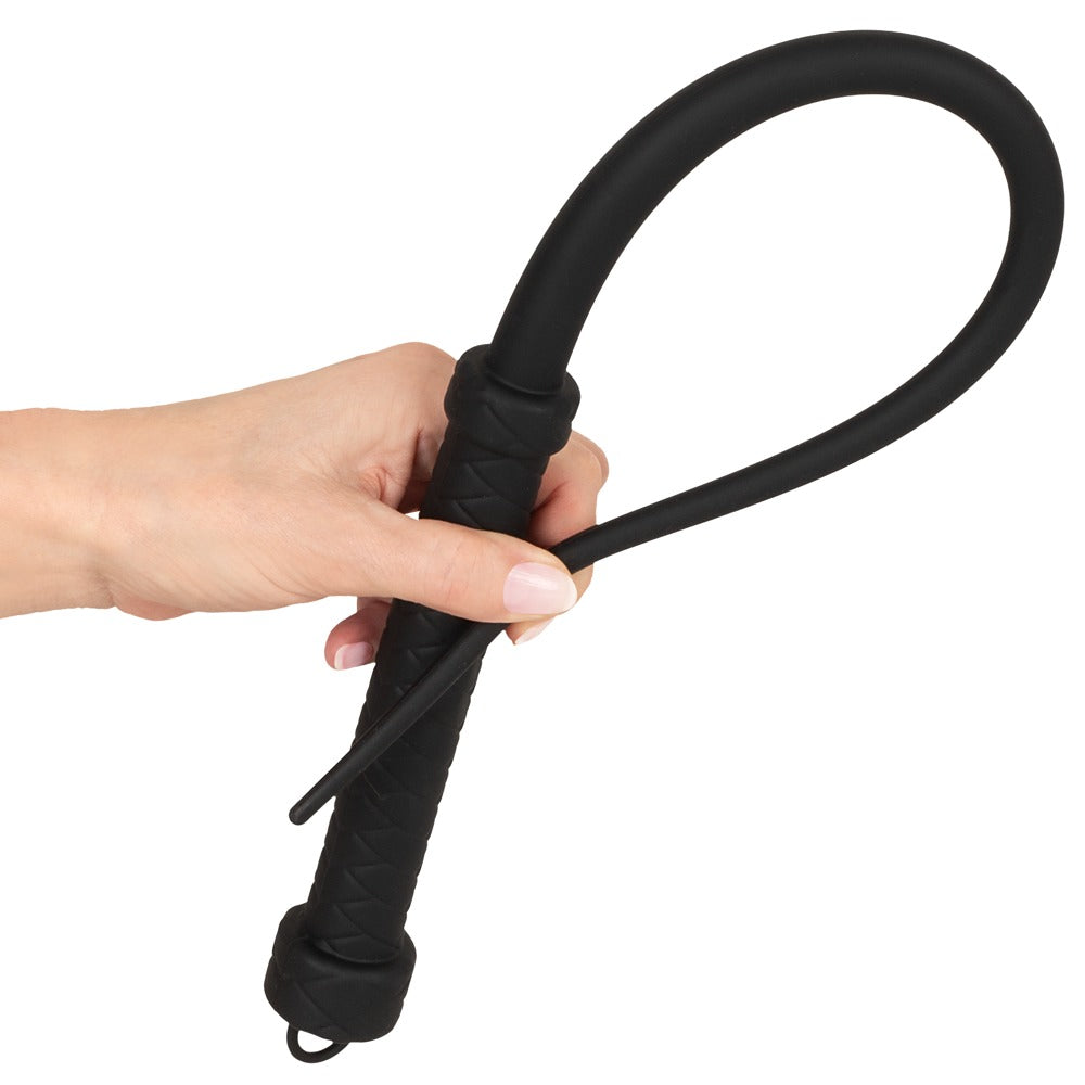 Zur Schlaufe gebogene Bad Kitty Singletail Silikon-Peitsche zur Darstellung ihrer Flexibilität
