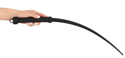 Schwarze Bad Kitty Singletail Silikon-Peitsche in der Hand zur Darstellung des flexiblen Materials