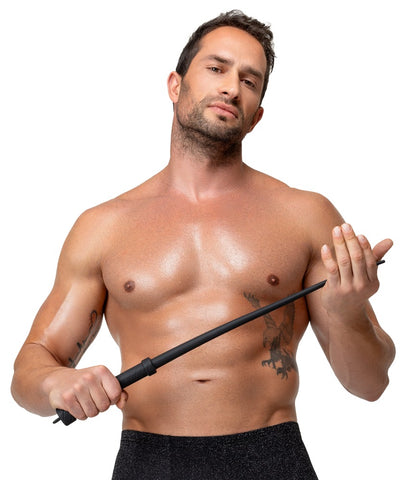 Mann mit schwarzer Bad Kitty Singletail Silikon-Peitsche in der Vorderansicht