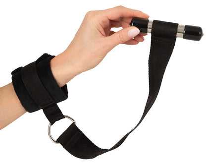 Gepolsterte Handfessel des Bad Kitty Türfessel-Sets am Handgelenk