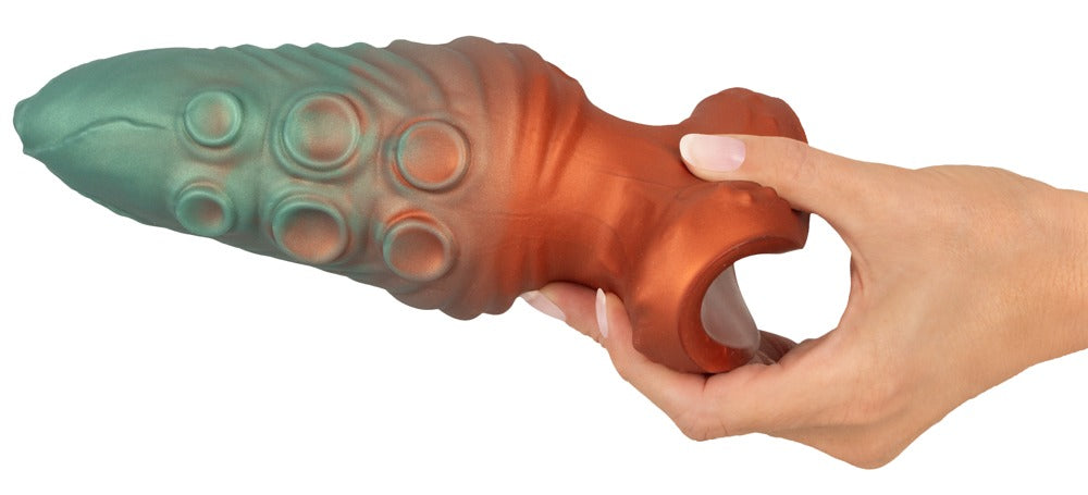 Beasty Cocks Atlantis Anal beim Biegen zur Darstellung des flexiblen Liquid Silicone