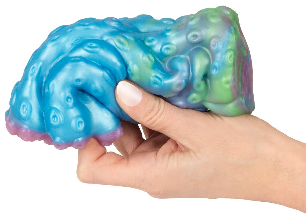 Beasty Cocks Cecaelia Stroker beim Zusammendrücken zur Darstellung des flexiblen Liquid Silicone