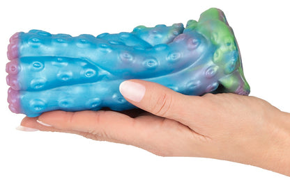 Beasty Cocks Cecaelia Stroker in der Hand zur Darstellung von Größe und griffiger Form