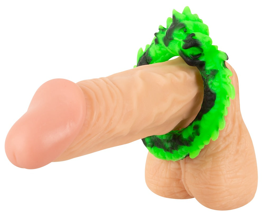 Beasty Cocks Dragon Loop am Penis getragen mit sichtbarer grüner Drachenschuppen-Struktur