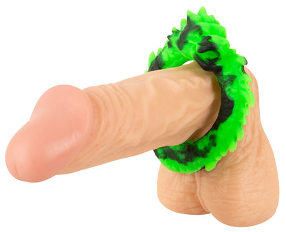 Beasty Cocks Dragon Loop am Penis getragen mit sichtbarer grüner Drachenschuppen-Struktur
