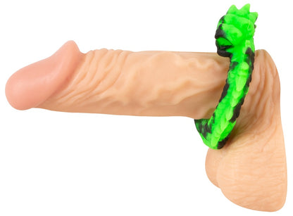 Seitliche Anwendungsansicht des Beasty Cocks Dragon Loop an der Penisbasis
