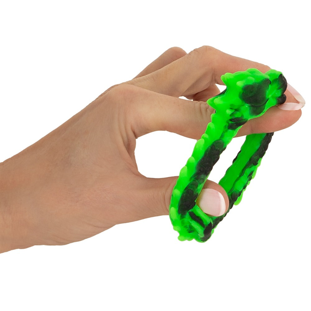 Beasty Cocks Dragon Loop in der Hand zur Darstellung der leicht dehnbaren Liquid-Silicone-Konstruktion