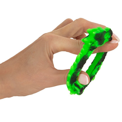 Beasty Cocks Dragon Loop in der Hand zur Darstellung der leicht dehnbaren Liquid-Silicone-Konstruktion