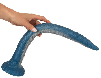 Beasty Cocks Eel of Ecstasy in der Hand zur Darstellung von Flexibilität, Länge und weicher Konstruktion