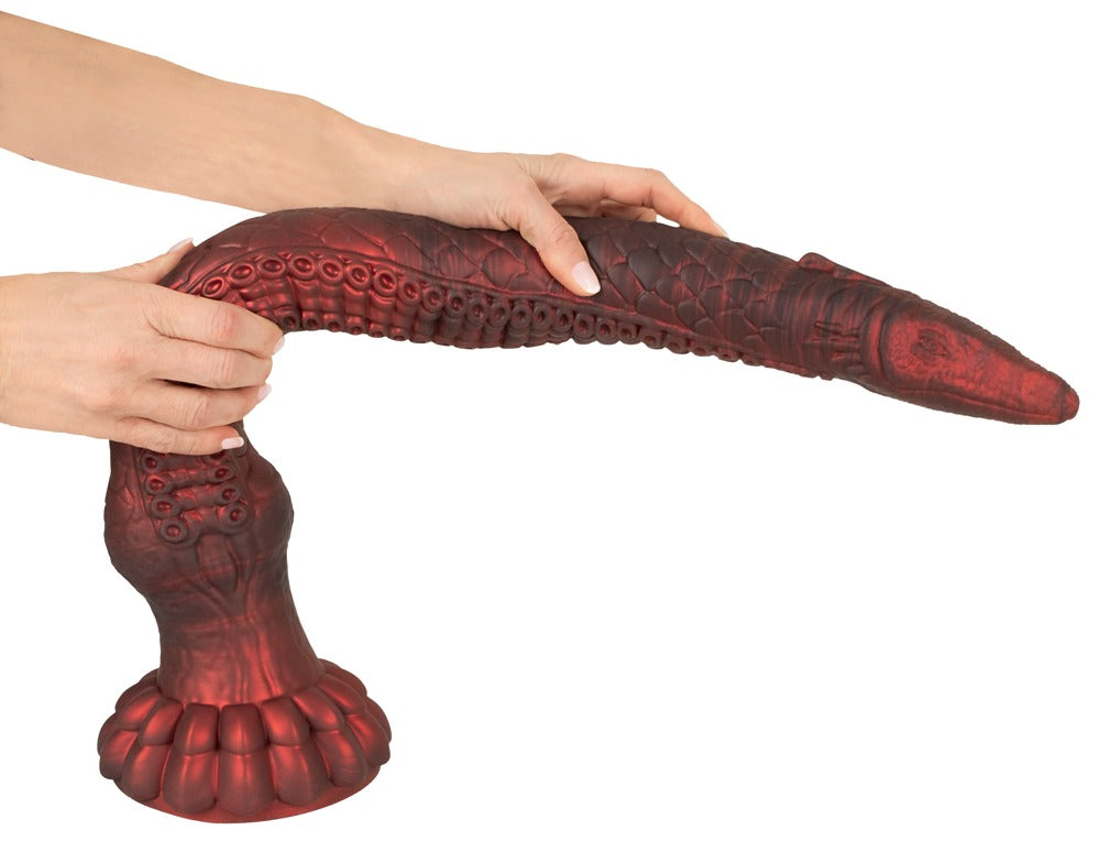 Beasty Cocks Enormous Eel mit Händen zur Demonstration der biegsamen Silikonkonstruktion