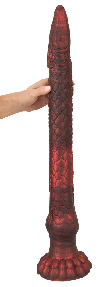 Größenvergleich des Beasty Cocks Enormous Eel XXL Fantasy-Dildos mit Hand am langen Schaft