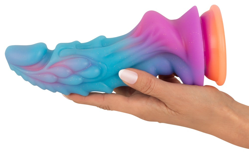 Beasty Cocks Mystic Dragon auf der Hand zur Darstellung von Größe, Form und kräftigem Schaft