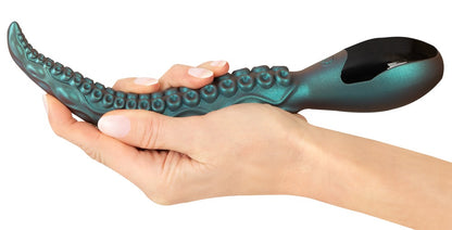 Beasty Cocks Octo Vibes in der Hand zur Darstellung der biegsamen und flexiblen Silikonkonstruktion