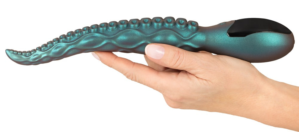 Beasty Cocks Octo Vibes auf der Hand zur Darstellung von Länge, Form und schlanker Tentakelspitze