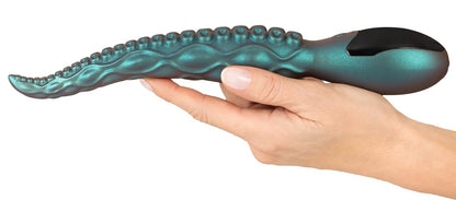Beasty Cocks Octo Vibes auf der Hand zur Darstellung von Länge, Form und schlanker Tentakelspitze