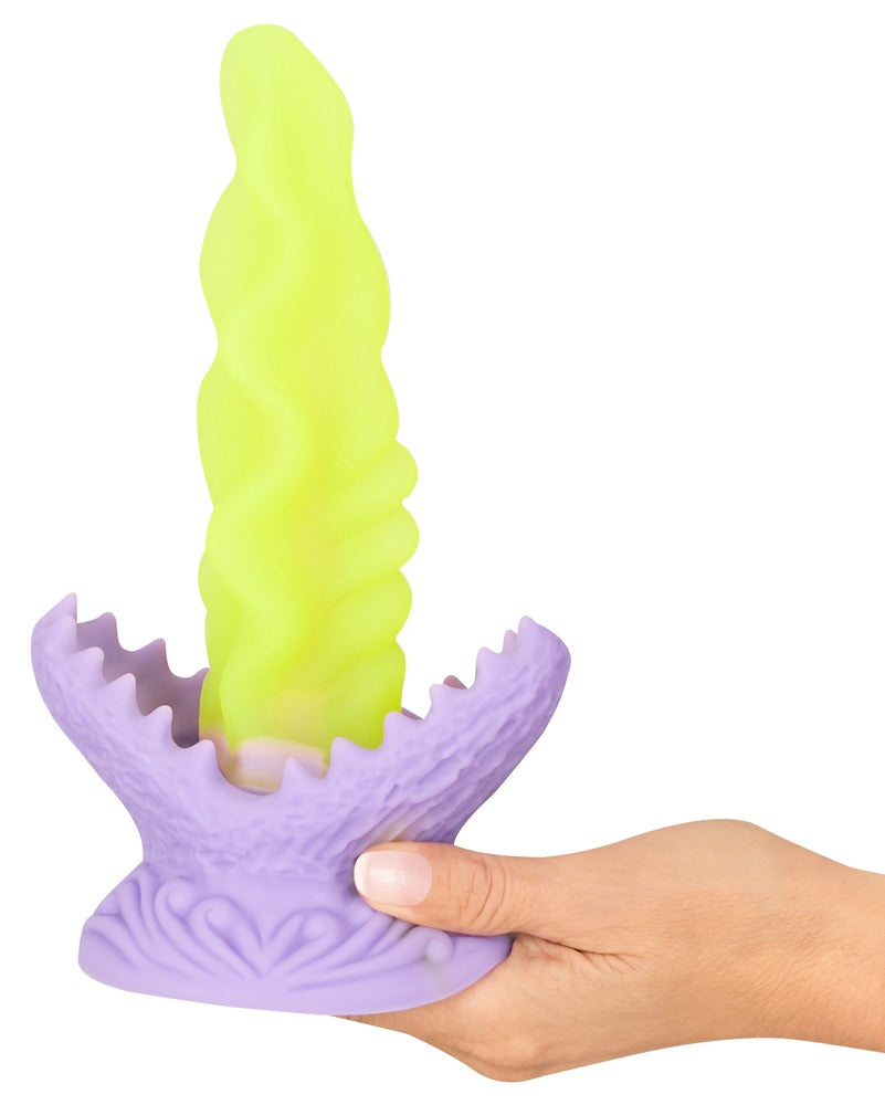 Beasty Cocks Passionate Plant in der Hand zur Darstellung von Größe, Form und breitem Saugfuß