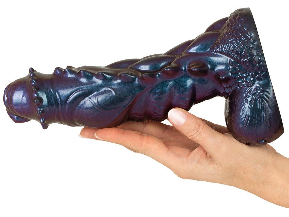 Beasty Cocks Tech-Zilla Bang in der Hand zur Darstellung von Größe, Struktur und flexiblem Liquid Silicone