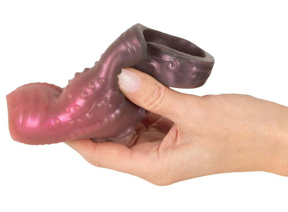 Beasty Cocks Tentacle Sleeve beim Biegen zur Darstellung des dehnbaren Liquid Silicone