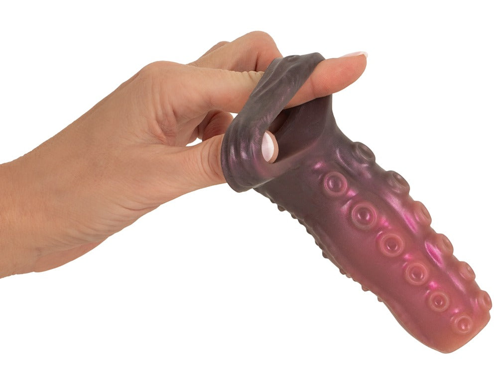 Beasty Cocks Tentacle Sleeve mit Hand am integrierten Hodenring zur Darstellung der Dehnbarkeit