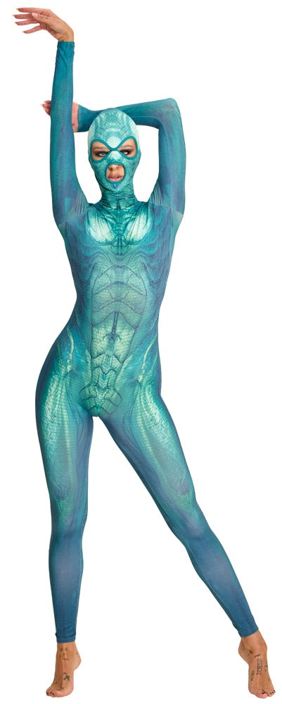 Model im Beasty Suits Fantasy-Reptilien-Overall mit angehobenen Armen