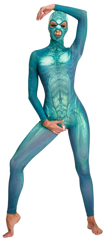 Model trägt den grün-blauen Beasty Suits Fantasy-Reptilien-Overall in seitlicher Pose