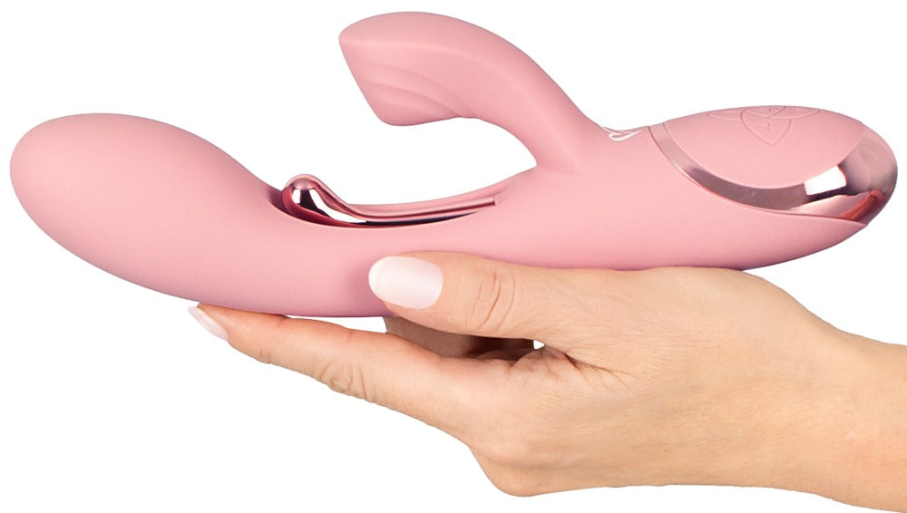 beau cœur AVENOR G-Spot Rabbit Vibrator in Altrosa – Größenvergleich in einer Hand zur Darstellung von Form und Abmessungen