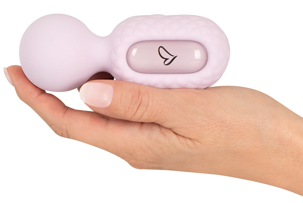 beau cœur CELORO Mini Wand in Helllila – Größenvergleich in einer Hand zur Darstellung der kompakten Bauform