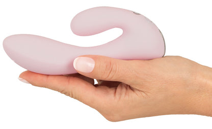 beau cœur CERYA Mini Rabbit Vibrator in Rosa – Größenvergleich in einer Hand zur Darstellung der kompakten Bauform