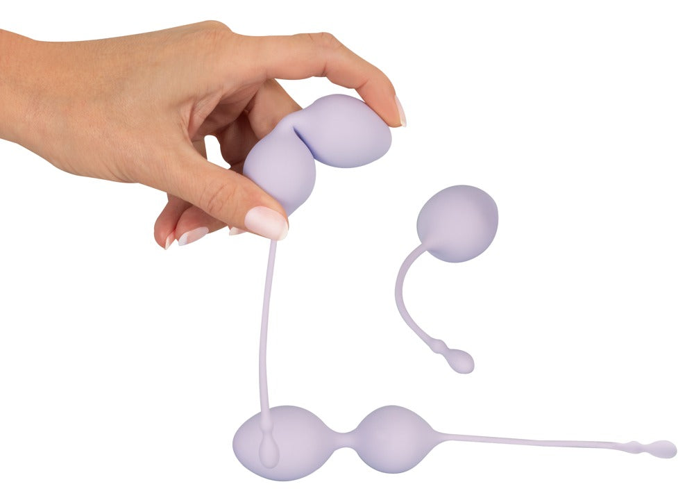 beau cœur ELORIN Liebeskugel-Set in Lila – Produktansicht in der Hand mit Darstellung der flexiblen Rückholschlaufe