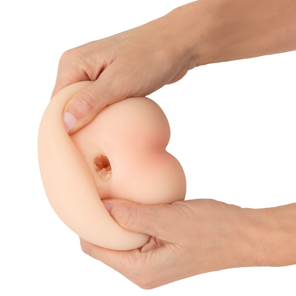 Handhabung des beau cœur FELYRA Peach Masturbators mit sichtbarer Dehnbarkeit der Einführöffnung